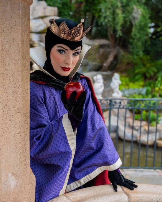 因“煽动粉丝”遭迪士尼解雇！“毒皇后”演员回应争议揭谜底‌