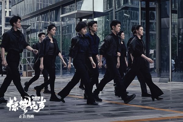 张艺谋《惊蛰无声》上映 垃圾桶内传递情报引发观众玩味调侃