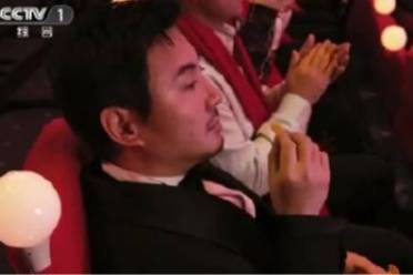 鼓掌丢橘子皮‌是什么意思