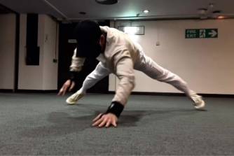 平板支撑手势舞