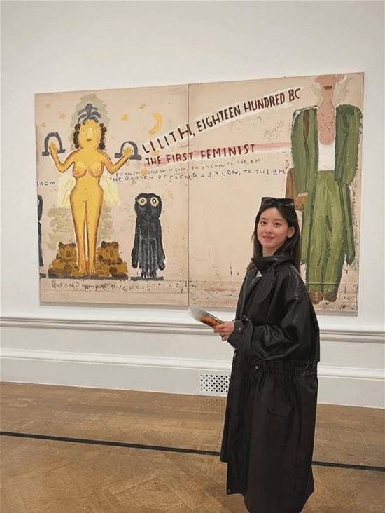 巴黎时装周优雅亮相，章泽天与超模好友畅谈显气质