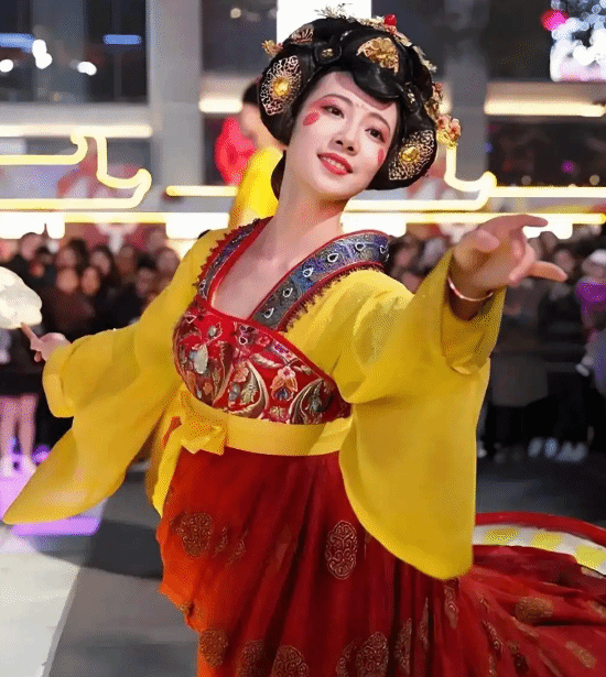 西安“不倒翁小姐姐”離職：因育兒壓力告別七年唐裝生涯?