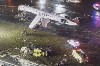 纽约拉瓜迪亚机场客机撞消防车致2人死亡数十人伤亡
