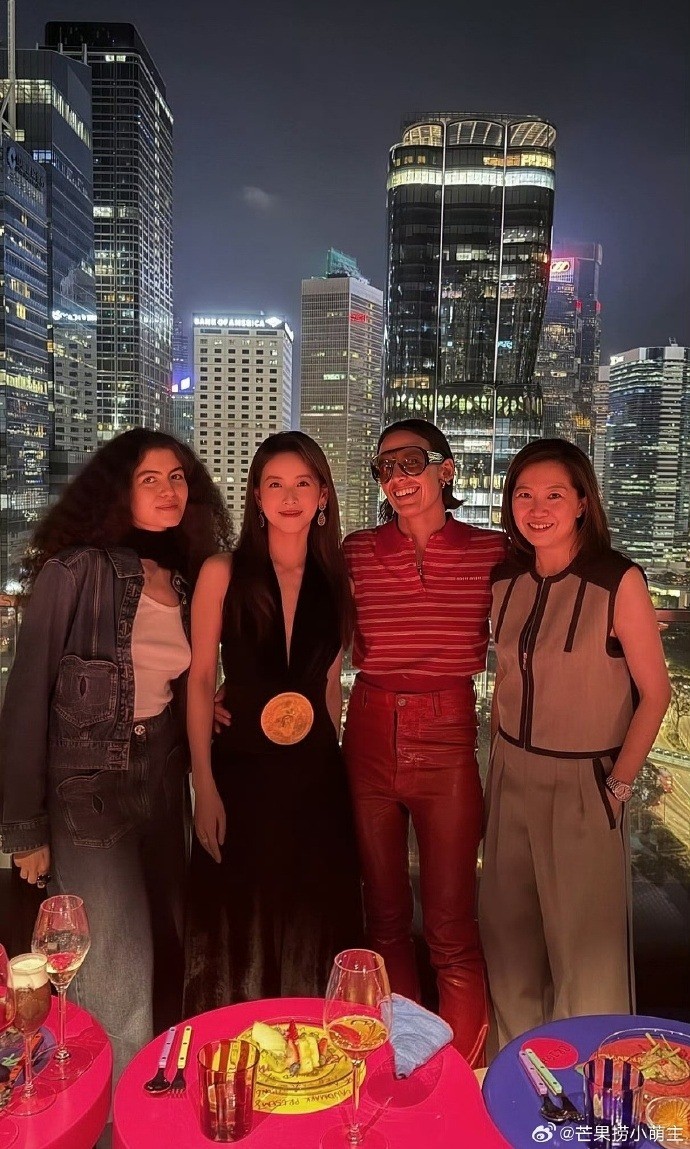 ‌章泽天港展穿搭，黑裙金带秀气场‌