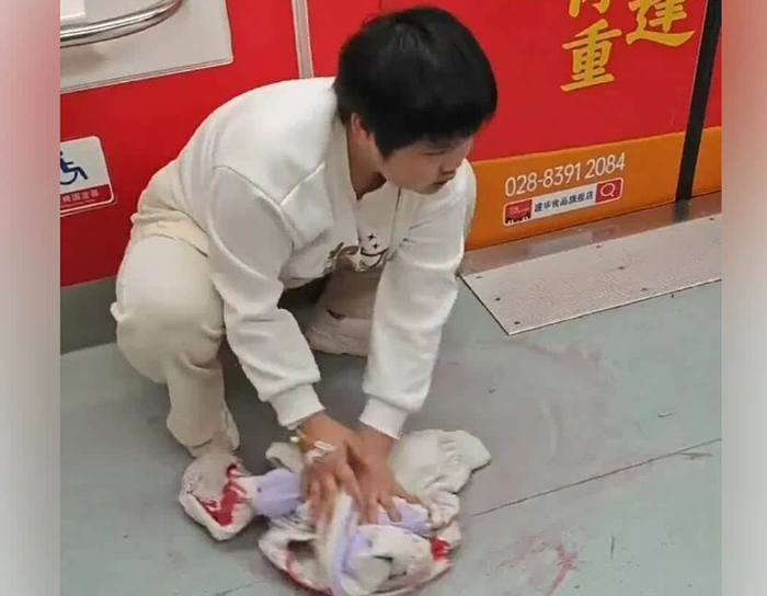 重庆地铁咳血女孩赴沪求医 爱心捐款账户暂时被封