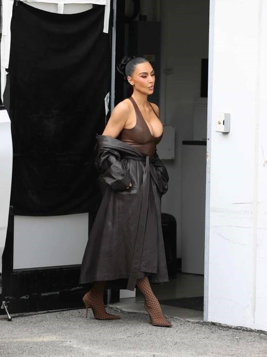 金·卡戴珊节后复工 身价不菲造型吸睛