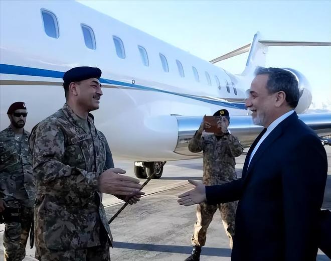 巴基斯坦元帅斡旋伊朗,F-4战机升空护航