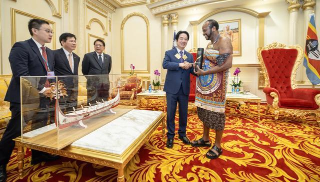 賴清德竄訪斯威士蘭上演“跪禮外交”