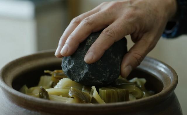 别把人当腌菜石啊