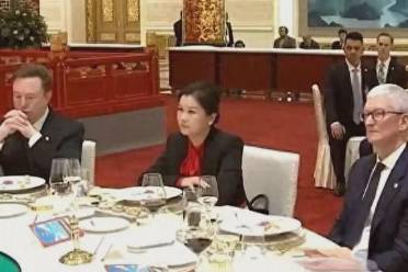 周群飞居中而坐：中国“玻璃女王”的产业链跃迁